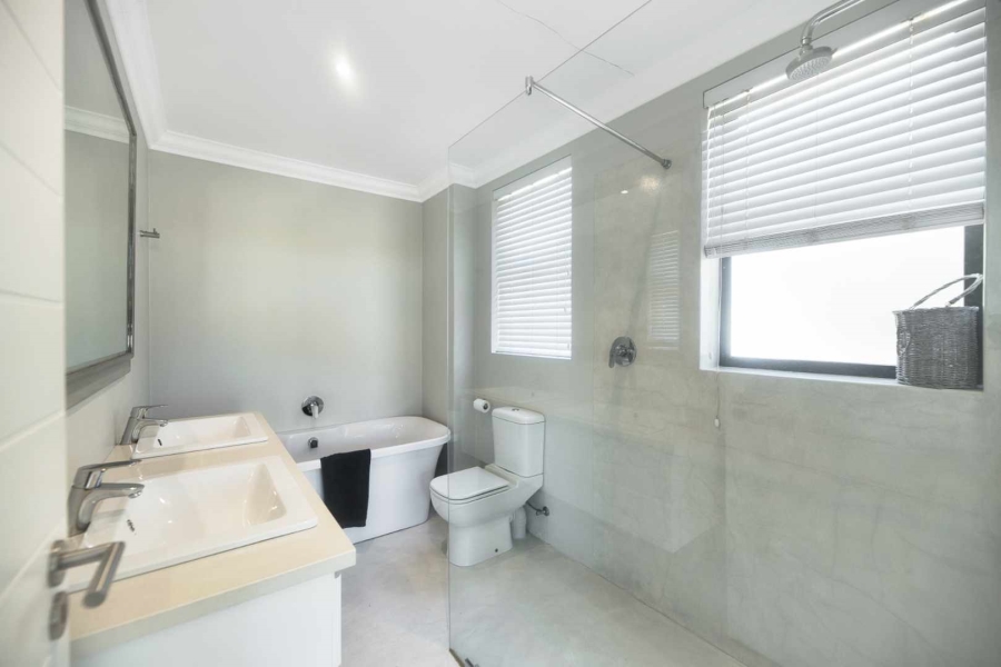 4 Bedroom Property for Sale in Fernkloof Estate Western Cape